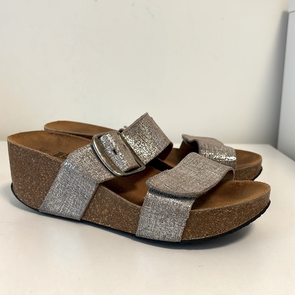 Brown’s “Dawn” sandals metallic silver leather size 39